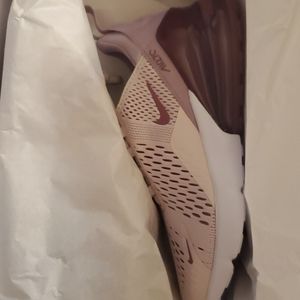 NIKE Women's Air max NWT Size 8.5